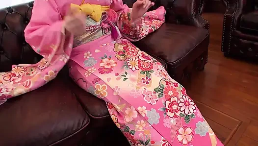 Japon genç kız sıkı kıllı amını ateşli dölle dolduruyor