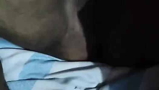 Ona biraz bal yalatıyor