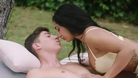 Wir Haben Sex Während Der Mittagsruhe Im Garten - Yasmina Khan