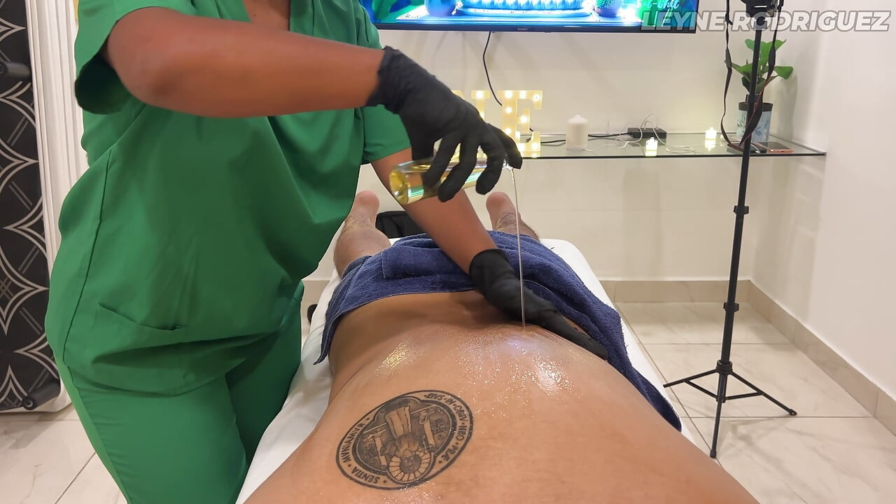 Plăcere subestimată - femeie latino superbă oferă un masaj special cu final fericit