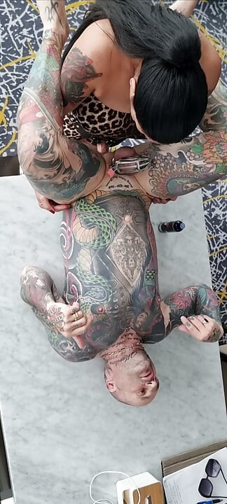부엌에서 정조대 찬 남편을 페깅하기