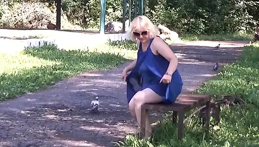 Külotsuz seksi kadın - yürüyüşte parıldayan