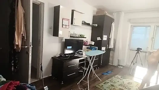 Seksi Esmer Evin Etrafında Çıplak Ev Işleri Yapıyor.