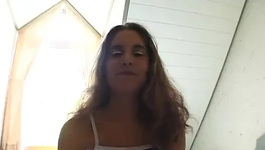 Küçük memeli esmer genç kız ıslak amcığını ovalıyor