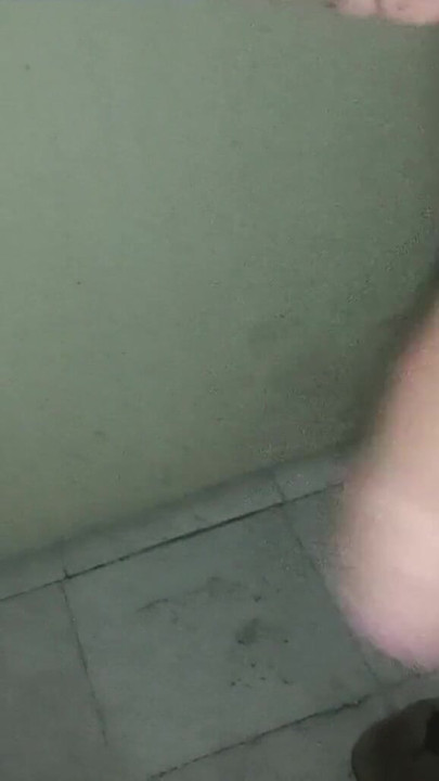Епічний момент від "Я люблю бути голою в туалеті для персоналу. Я люблю пестити свій пеніс".