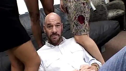 Sarışın orta yaşlı seksi kadının vahşi ayak fetişi ve sert seans