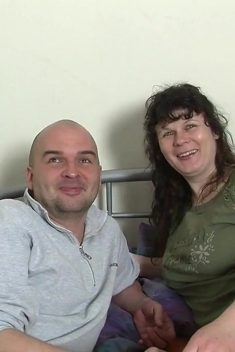 Threesome at Simone's house with two German MILFs who love to have their pussies licked while they face them waiting