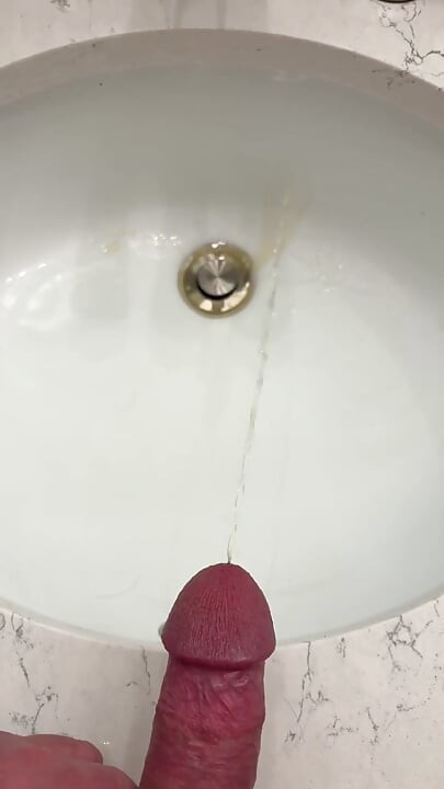 慢动作中的水槽撒尿