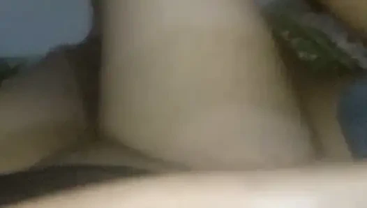 Kuzeninin evinde oyna. Verme hediyesi verilen bir adam