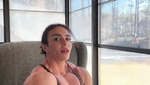 Schwarze mutter entfesselt bodybuilding-feuer unter biegungsdruck