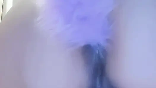 Sendirian di rumah bermain dengan foxtail dan dari belakang