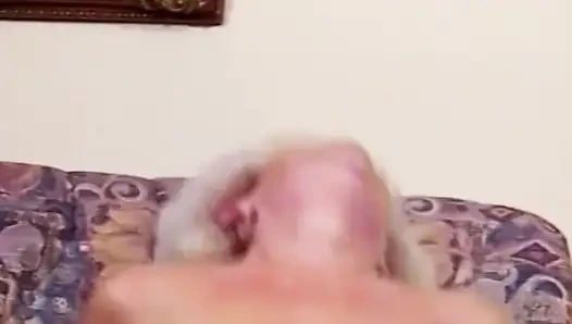 Edepsiz yaşlı sürtük yüzünü sikmek için yalvarıyor