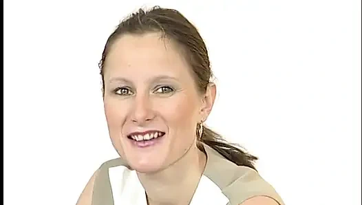 Cewek rambut cokelat pakai stoking dildo di ruangan casting bokep jadul