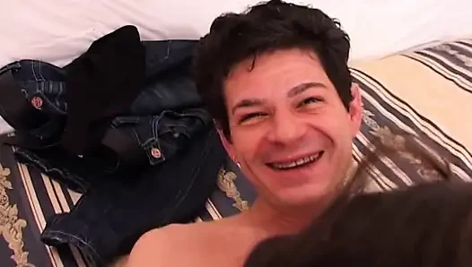 Azgın orta yaşlı seksi kadın çoraplı çılgınlığı emiyor ve sikişiyor