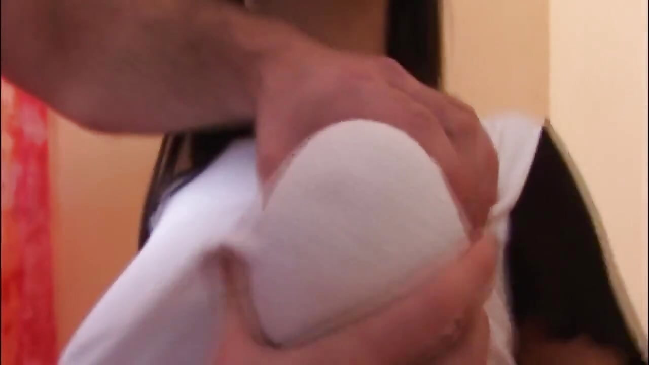 Nena morena cachonda tocada duro para temblar el orgasmo