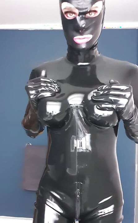 Μια πολύ λαμπερή κούκλα