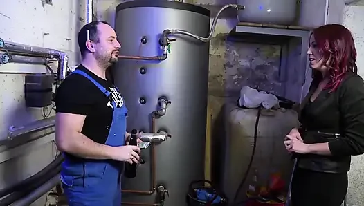 Cewek manis rambut merah ditindik dicrot di wajahnya