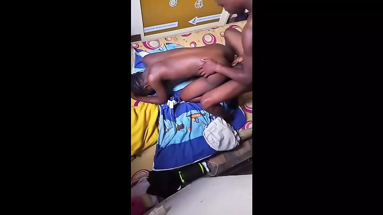 女朋友在喝能量饮料并大声内射后采取硬鸡巴