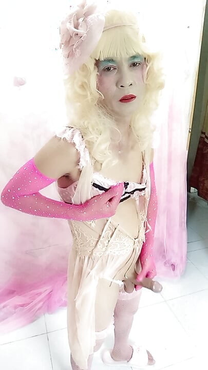 Oanh Le wearing sexy clothes is a selfie