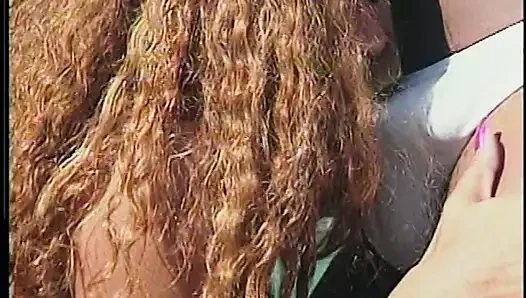 Zenci ateşli janet jacme sikiliyor ve ünlü yapımcı tarafından havuzun yanında tombul götünü döllüyor