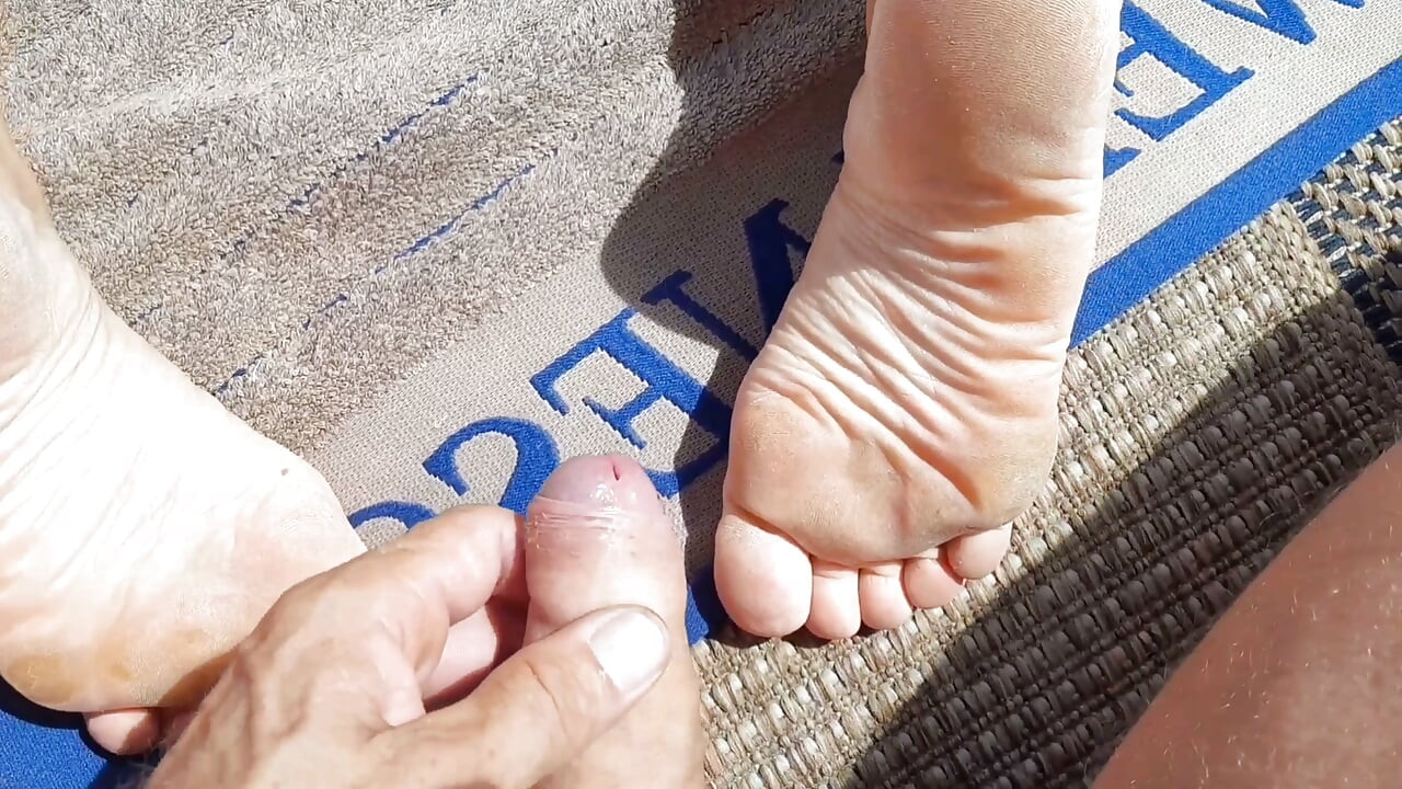 야외에서 포즈를 취하는 Selena의 자연스레 벌거벗은