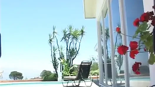 Sarışın olgun açık havada emiyor ve dölü zevkle yutuyor