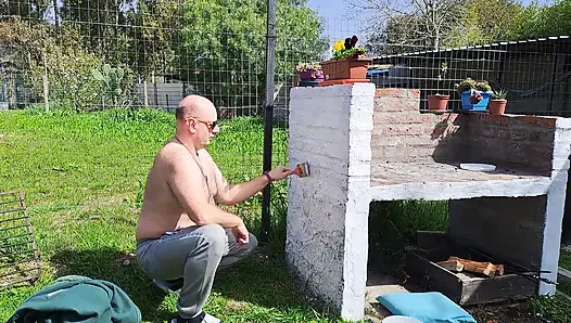 Selbstgedreht: amateur-freundin neckt freund, während er draußen arbeitet