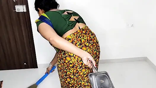 Hizmetçi sahibesinin önünde temizlik yapıyordu.