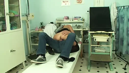 İç çamaşırlı genç sarışın Alman hatunum ve canavar yarak istiyorum