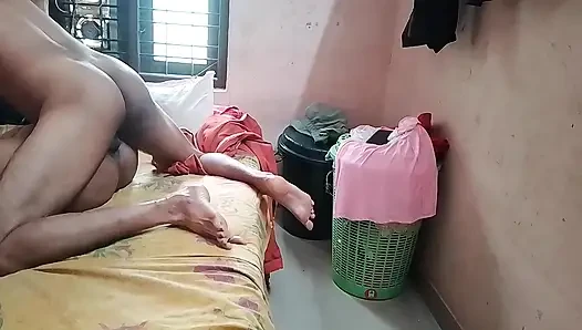 Hintli ev hanımı kocasının penisini ağzında yalıyor