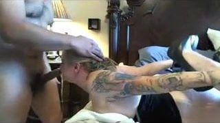 Une fille tatouée se fait facefucker en talons hauts