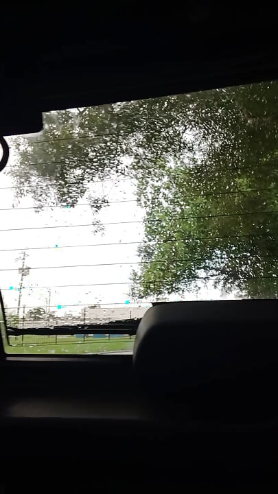 A masturbar-me no veículo novo, ao lado da paragem de autocarro
