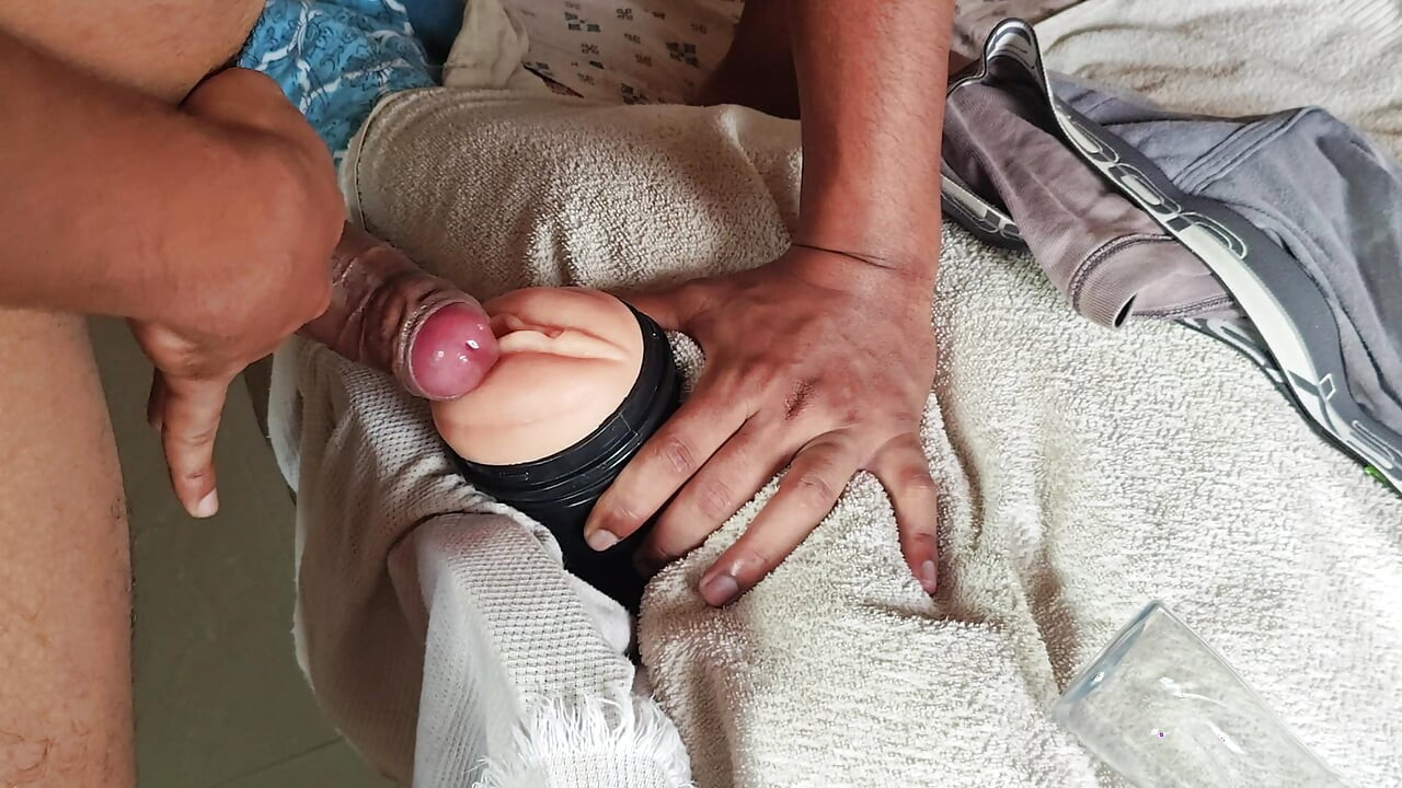 Băiatul a futut jucăria sexuală în mod extrem a băgat pula întreagă înăuntru