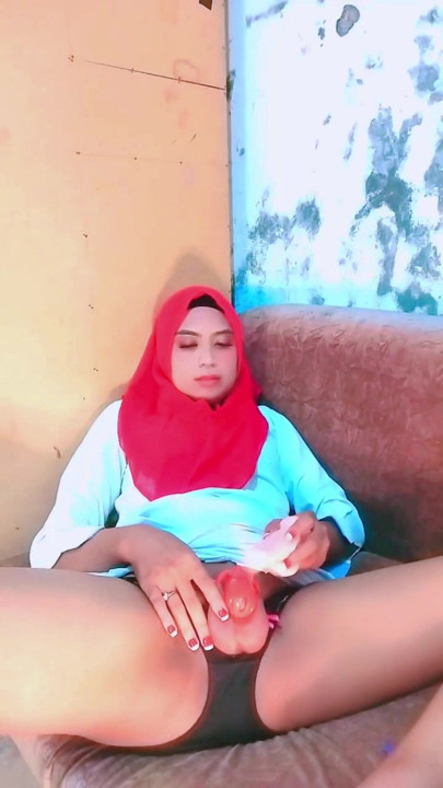 Indonesian Hijab Shemale Anal training | Clip 1
