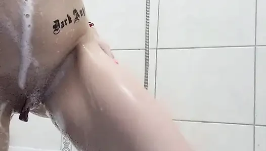 Masturbasi sampai orgasme di bak mandi