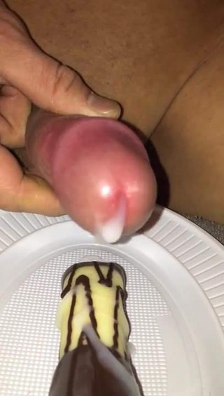 Cum en pastel pequeño y comiéndolo