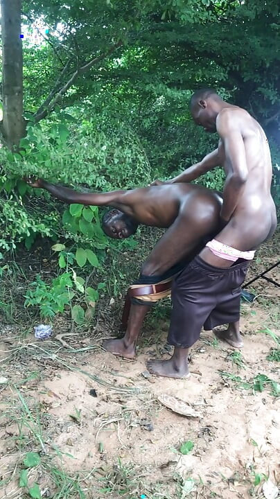 Bărbați africani cu pulă neagră care fac sex afară simt briza răcoroasă