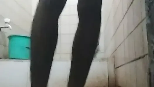 Yalnız banyo yapıyorum, lütfen biri gelsin
