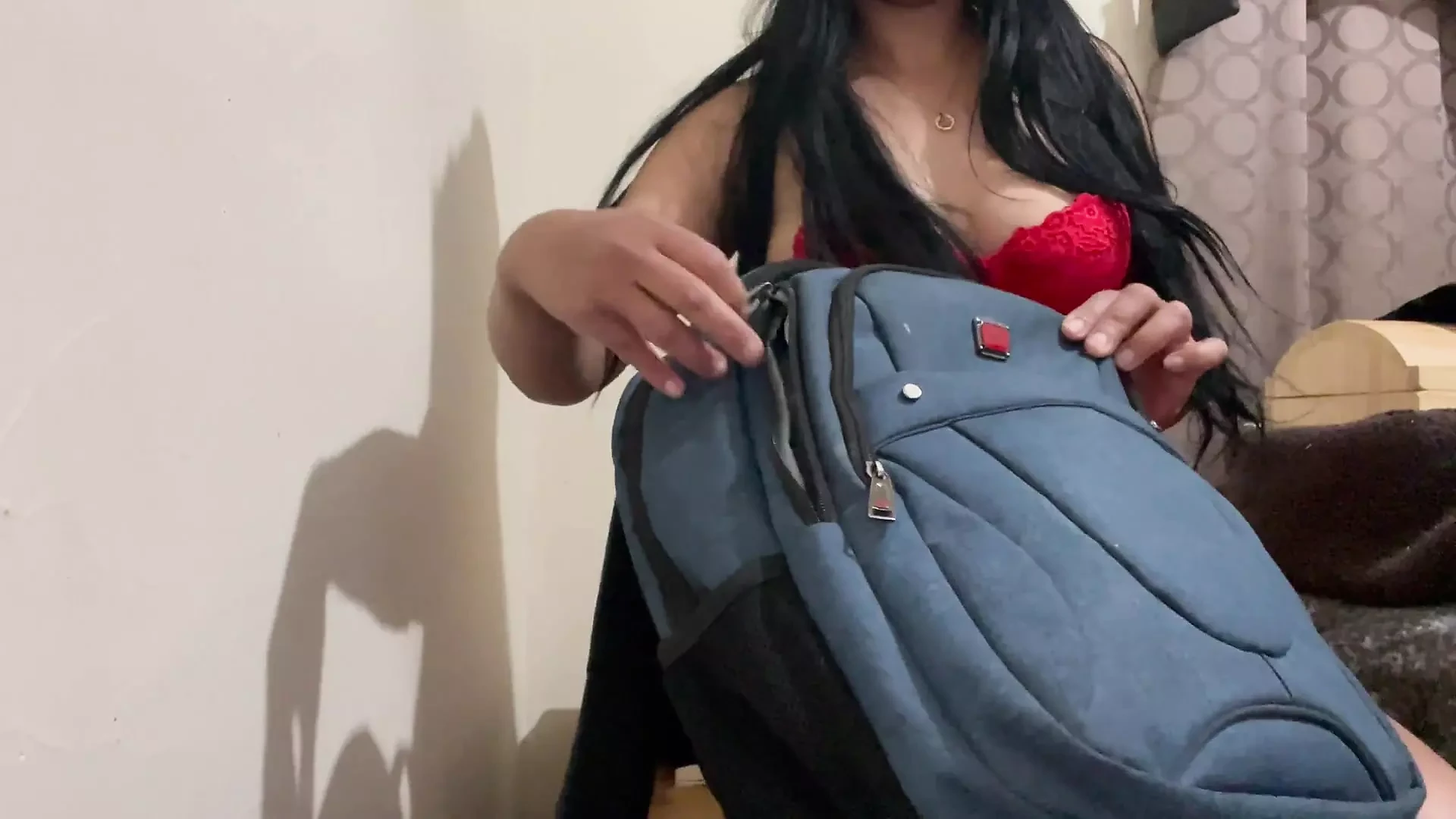 Sexy morena fodendo sua bunda apertada com vibrador de vidro