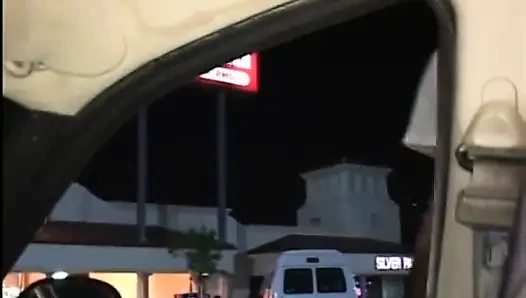 Azgın genç erkek avcısı sokakta büyük siyah bir yarağı emiyor