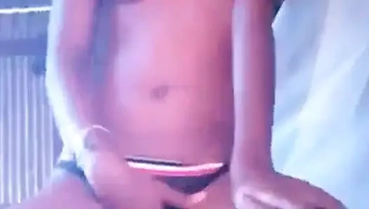 Gadis imut menari sambil membelainya untuk bersenang-senang