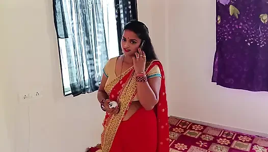 Der Besitzer eines Elektroladens kam zu Riya Bhabhis Haus, um eine Glühbirne einzubauen, als Riya Bhabhi seinen Penis griff, daran lutschte und es tat
