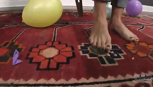 Little Party Poopers Menampilkan Sinn Sage