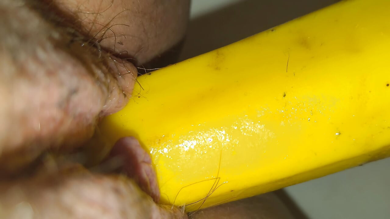 Sulten spiser en banan
