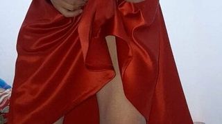サテンの赤いスカートに射精されるゴージャスなパーティードレス