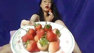 Amateur, une Asiatique maison se masturbe nue en mangeant une fraise 3