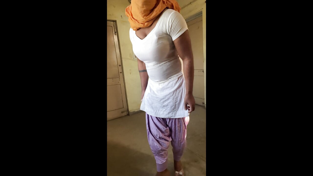 Desi transvestit s velikim sisama u salwar odijelu bhabhi