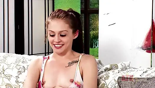 Kandi quinn si cewek mungil dengan memek tembentot dan dia bisa menangani Hitachi.