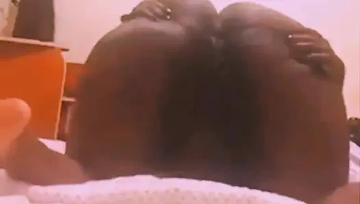 Ebenholz SSBBW spreizt fette Arschbacken und furzt ebenholz SSBBW spreizt fette Arschbacken und furzt