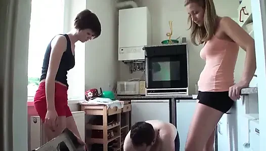 Молодые дамы играют со своим рабом на кухне